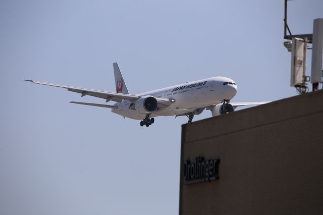 BOEING 777-300ER (JA735J)