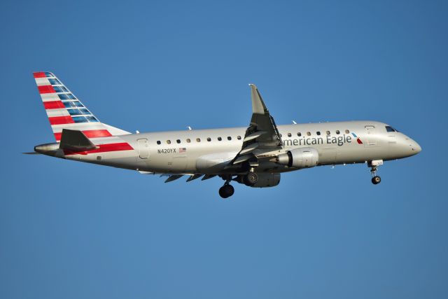 Embraer 175 (N420YX)