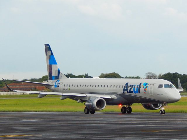 Embraer ERJ-190 (PR-AXV) - During taxi.