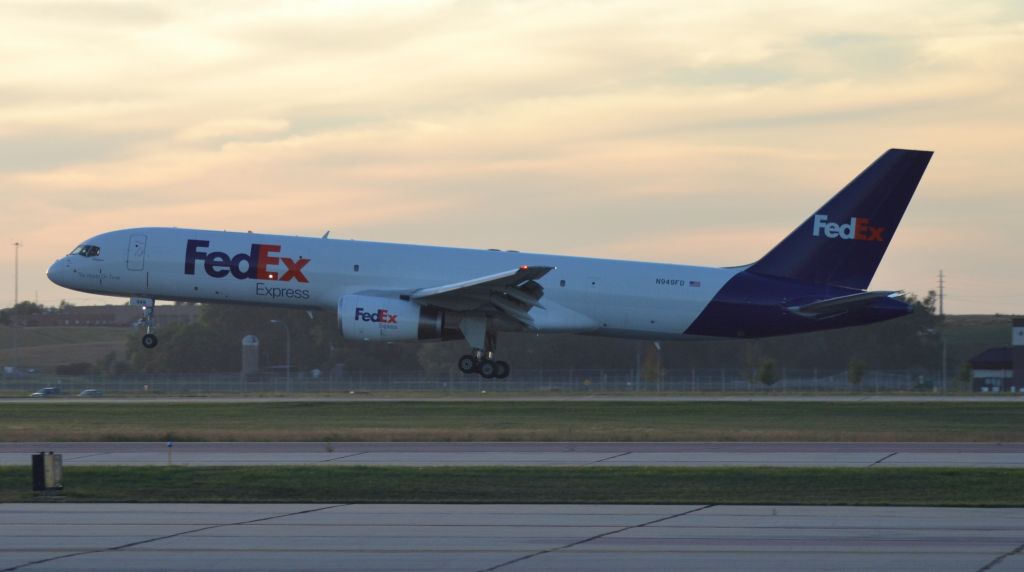 Boeing 757-200 (N949FD) - FEDEX N949FD on final to Runway 21 in Sioux Falls SD
