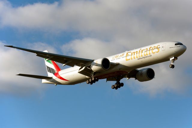 BOEING 777-300ER (A6-ECY)