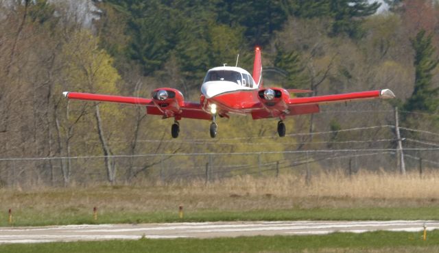 Piper Apache (N828LU)