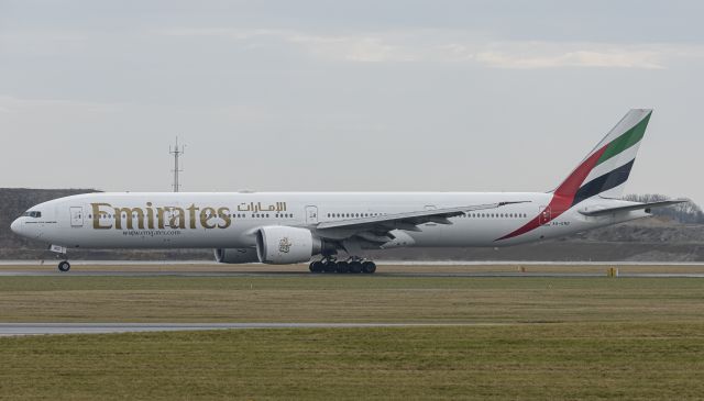 Boeing 777-200 (A6-END) - West of Runway R22