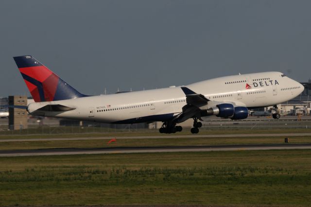 Boeing 747-400 (N674US)