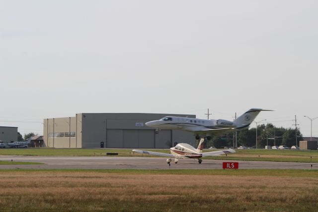 Piper Cherokee (N15153) - Holding short - Runway 17.