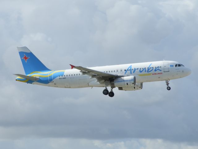 Airbus A320 (P4-AAC)