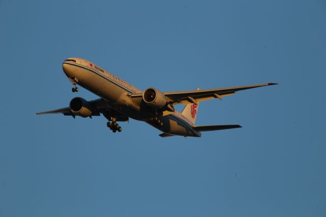 BOEING 777-300ER (B-2088)