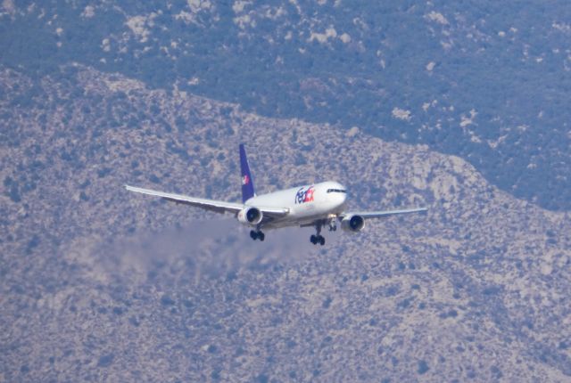 BOEING 767-300 (N162FE)