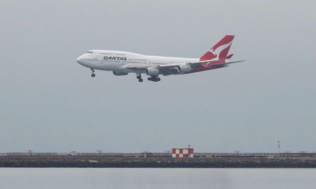 Boeing 747-400 (VH-OJM) - VH-OJM arrives for the final time with passengers before heading off to retirement in the desert