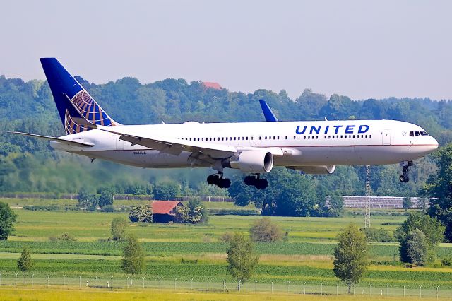 BOEING 767-200 (N666UA)