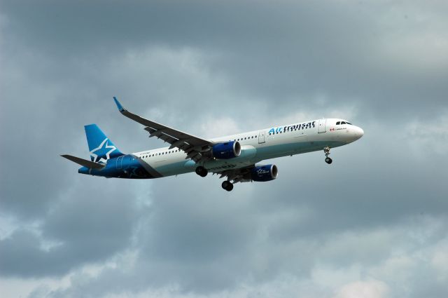 Airbus A321 (C-FTXQ) - 2013 Airbus A321-211 (5603) arriving as flight TS863 from YYC on August 27, 2020