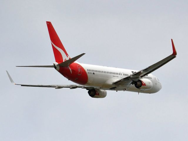 Boeing 737-800 (VH-VXI) - Getting airborne off runway 23. Friday 5th October 2012.