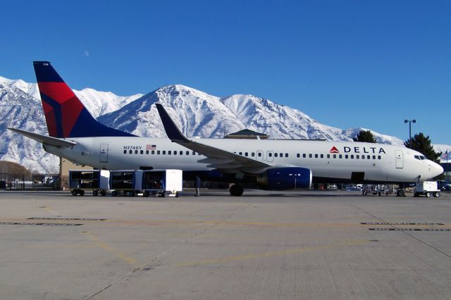 Boeing 737-800 (N3748Y)