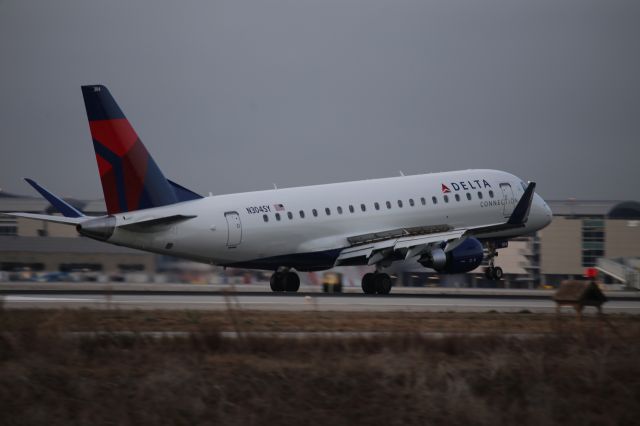 EMBRAER 175 (long wing) (N304SY)