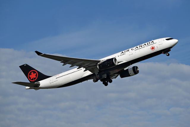 Airbus A330-300 (C-GKUH)