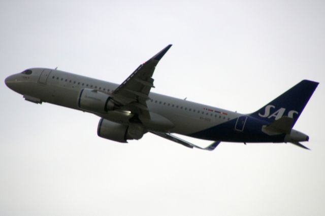 Airbus A320neo (EI-SCC) - Airborne off rwy 27R on 12-Dec-23 operating flight SAS532 to ESSA.