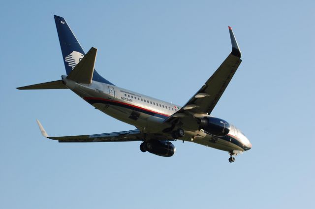 Boeing 737-800 (N852AM) - On final for 27 at IAH.