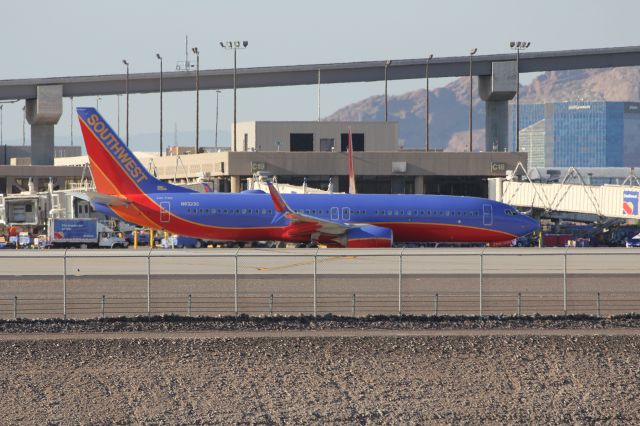 Boeing 737-800 (N8323C)