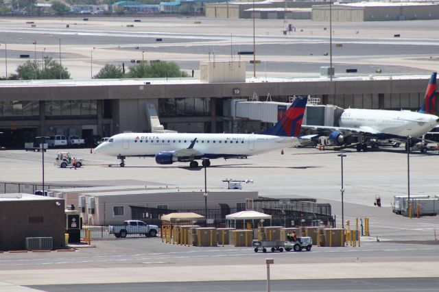 Embraer ERJ 175 (N632CZ)