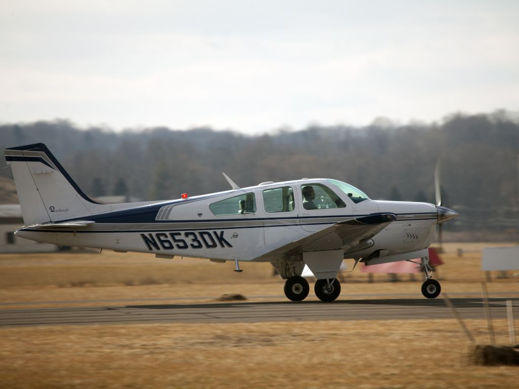 Beechcraft Bonanza (33) (N653DK)