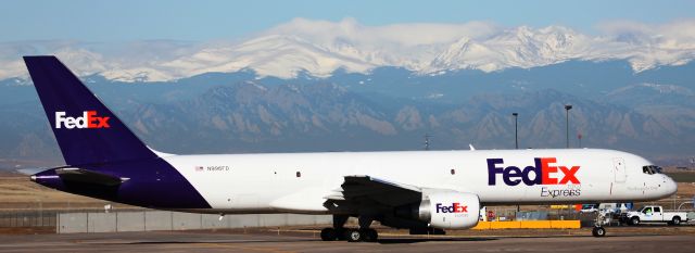 Boeing 757-200 (N996FD) - On taxiway M.