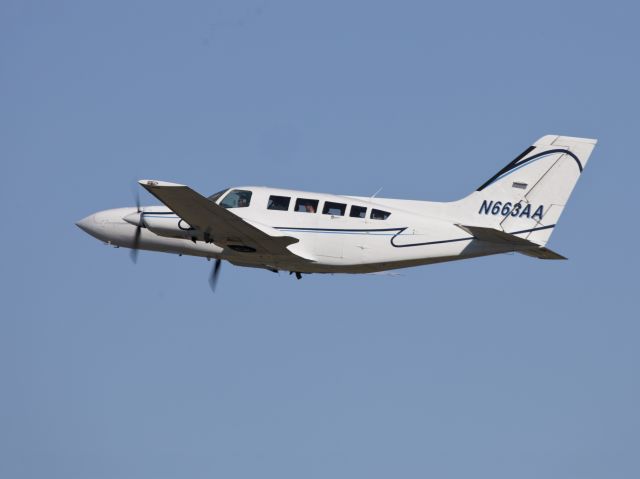 Cessna 402 (N663AA) - Take off RW 06.