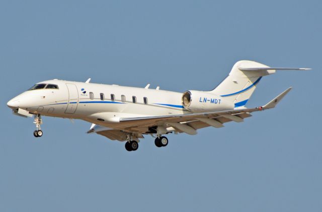 Canadair Challenger 350 (LN-MDT) - Kystvejen RWY22L