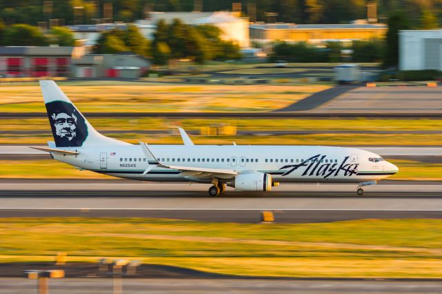 Boeing 737-700 (N525AS)