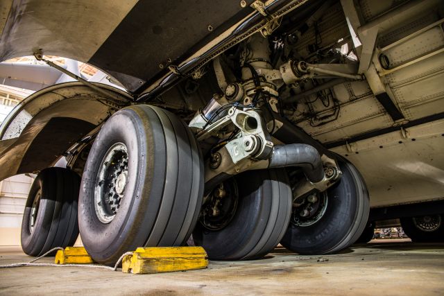 — — - C-17A landing gear