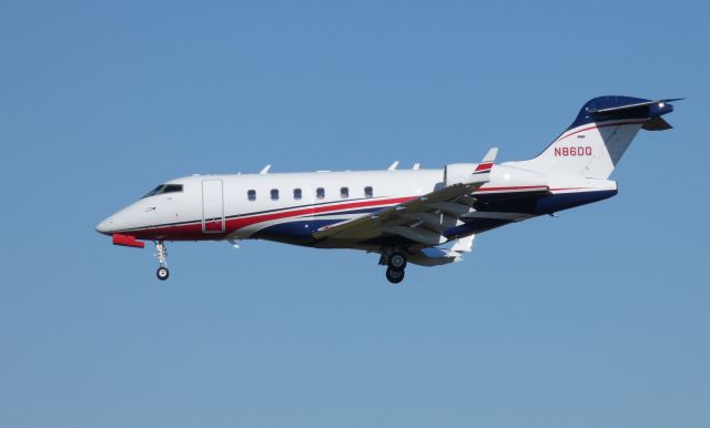 Bombardier Challenger 300 (N86DQ) - On final is this 2017 Bombardier Challenger 300 in the Autumn of 2019.