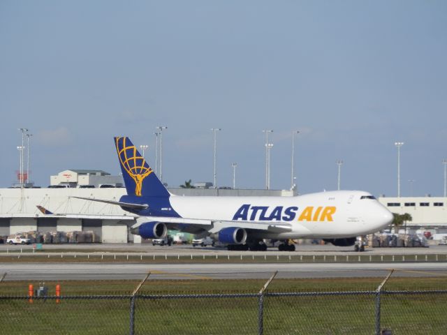 Boeing 747-400 (N492MC)