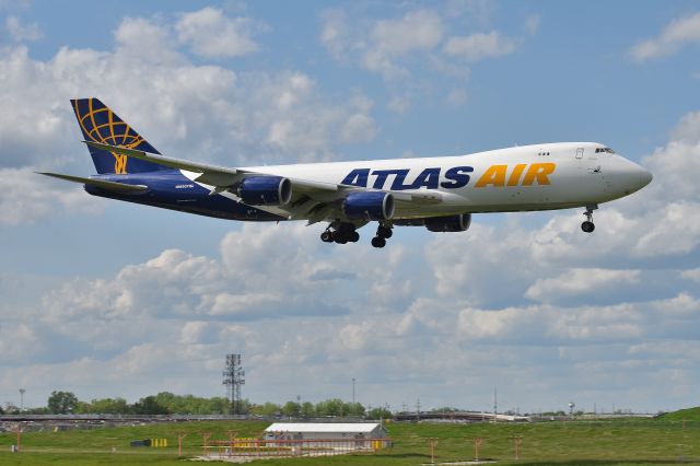 BOEING 747-8 (N863GT) - There she is, the last 747 built! Joe Sutter decal. Landing 10-C 05-11-24