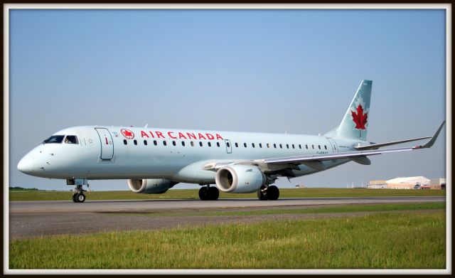 Embraer ERJ-190 (C-FNAQ)