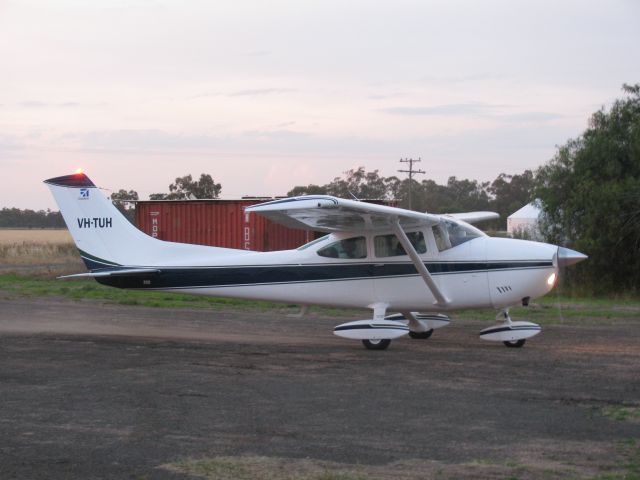 Cessna Skylane (VH-TUH) - Parking.