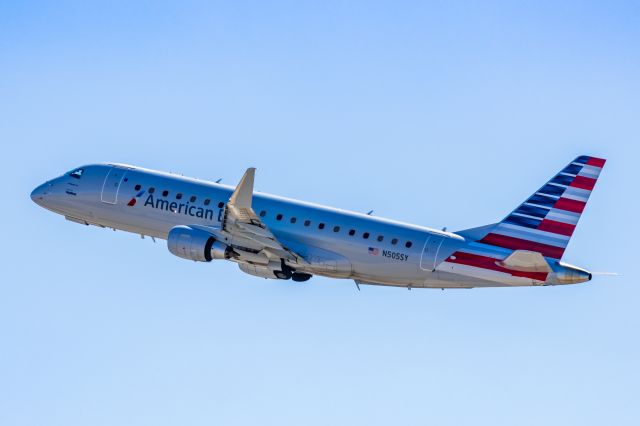 Embraer 175 (N505SY) - A SkyWest ERJ175 taking off from PHX on 2/10/23 during the Super Bowl rush. Taken with a Canon R7 and Canon EF 100-400 II L lens.