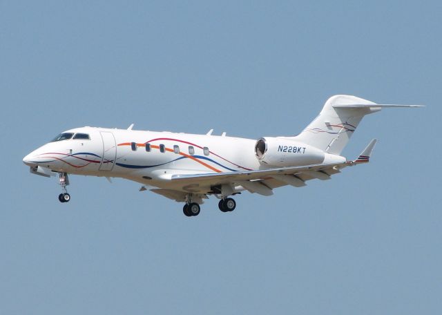 Bombardier Challenger 300 (N228KT) - Landing at Shreveport