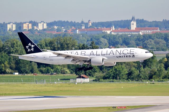 Boeing 777-200 (N794UA)