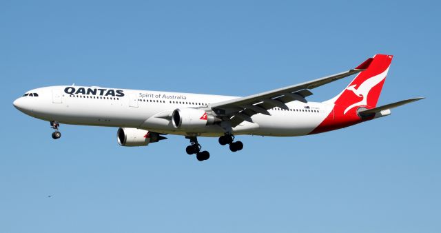 Airbus A330-300 (VH-QPD) - Short Final To Rwy 16R