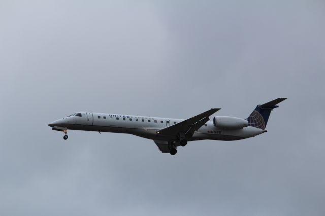 Embraer ERJ-145 (N16911) - Embraer ERJ 145LR landing on Runway 28, arriving from KMLI.