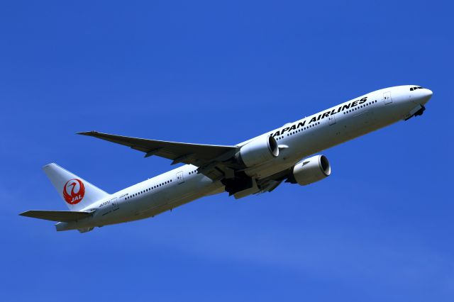 BOEING 777-300 (JA737J)