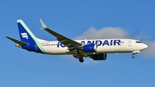 Boeing 737 MAX 8 (TF-ICR) - Icelandair Boeing 737 MAX 8 (TF-ICR) arrives KRDU Rwy 23R on 7/09/2023 at 7:01 pm.