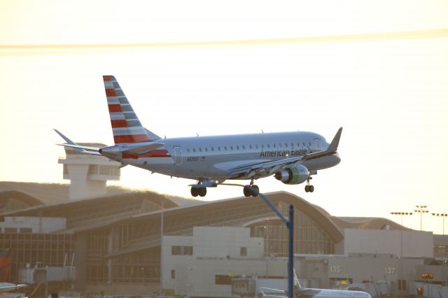 EMBRAER 175 (long wing) (N520SY)