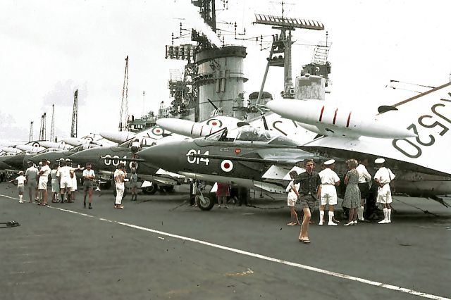 014R — - De Havilland Sea Vixen F.A.W. 1 XJ520 014R 890 NAS RN Ark Royal visit to Fremantle Christmas 1965.