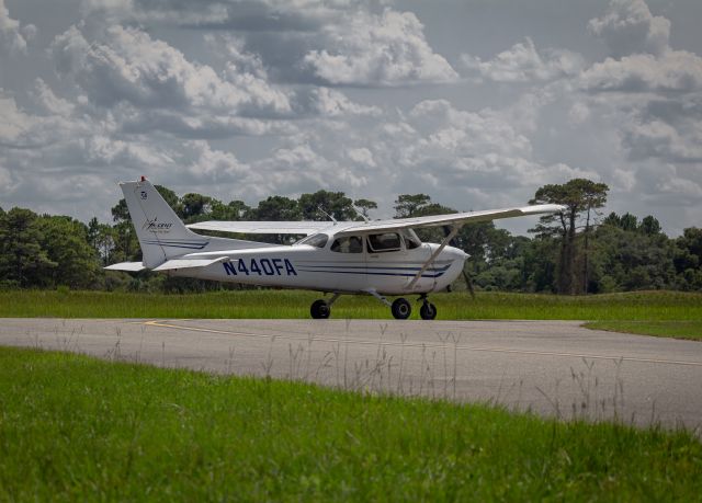 Cessna Skyhawk (N440FA) - A-cent taxiing out to the active