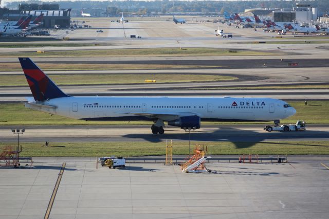 BOEING 767-400 (N834MH)