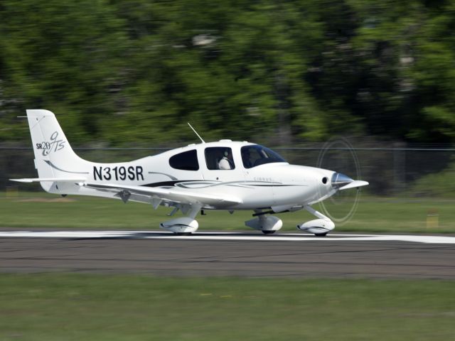 Cessna Skyhawk (N319SR) - Take off runway 08.