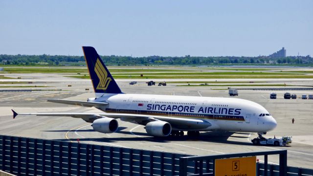 Airbus A380-800 (9V-SKN)