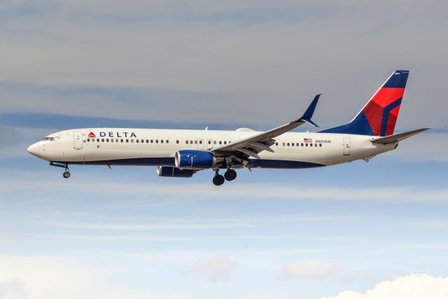 Boeing 737-900 (N889DN)