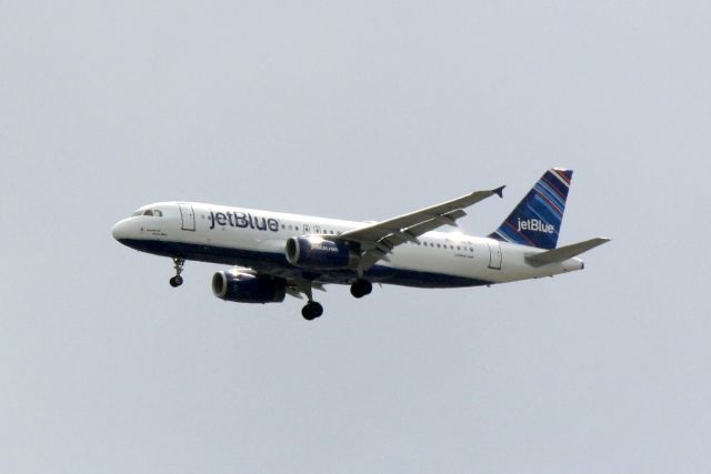 Airbus A320 (N653JB) - JetBlue Flight 341 "Breath of Fresh Blue" (N653JB) on approach to Runway 32 at Sarasota-Bradenton International Airport