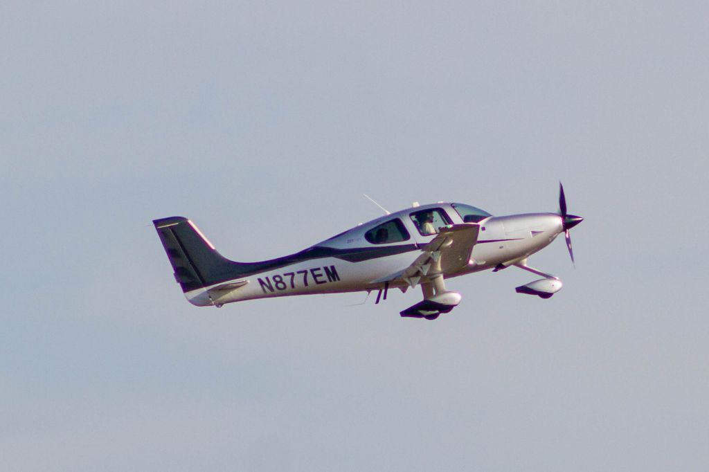 Cirrus SR-22 (N877EM)